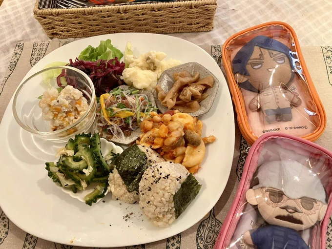 ごはんとりんご飴雨上がって少しは涼しいかなと外に出たら急にガン晴れで暑すぎた…彼岸花がまだ全然咲いてないのですが今年遅い!暑いから?? 