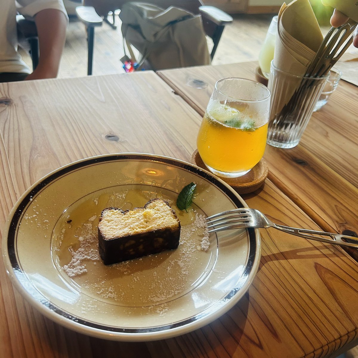 zu_mi_1104's tweet photo. 山梨、実家帰省2日目。
富士川町平林にて。
モルクカフ��へ☕✧

ブルーチーズのチーズケーキ🧀と
ノンアルジンジャーエール🍻

大自然！マイナスイオン！
充電完了✨️

あいにくのお天気で
富士山🗻見えず🙃

 #山梨県
 #富士川町平林
 #モルクカフェ
 #チーズケーキ
 # https://t.co/B2FIBc9v4u