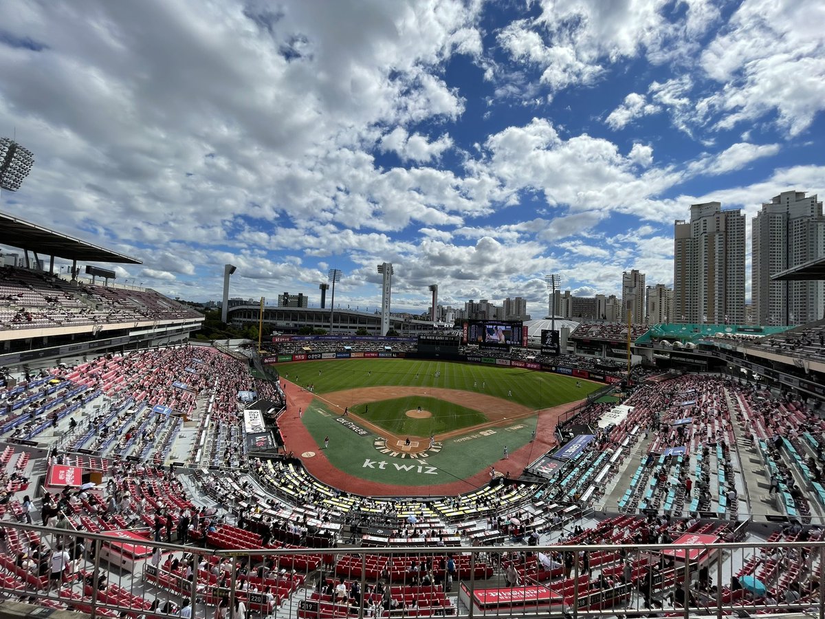 _dyway's tweet photo. 생애 첫 야구장 직관, KT Wiz vs SSG Landers, 수원 야구장

엄청 집중하게 됨. 재밌었음. 종종 갈 것 같다. https://t.co/QdXZaxPPpM
