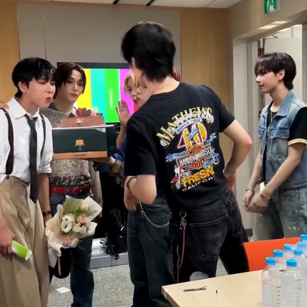 how? era ➡️ 19.99 era
instead of joining the members, jaehyun’d always stay behind them and watch them blowing out the candle.. looking at them with much much adoration and the most precious smile 🥹