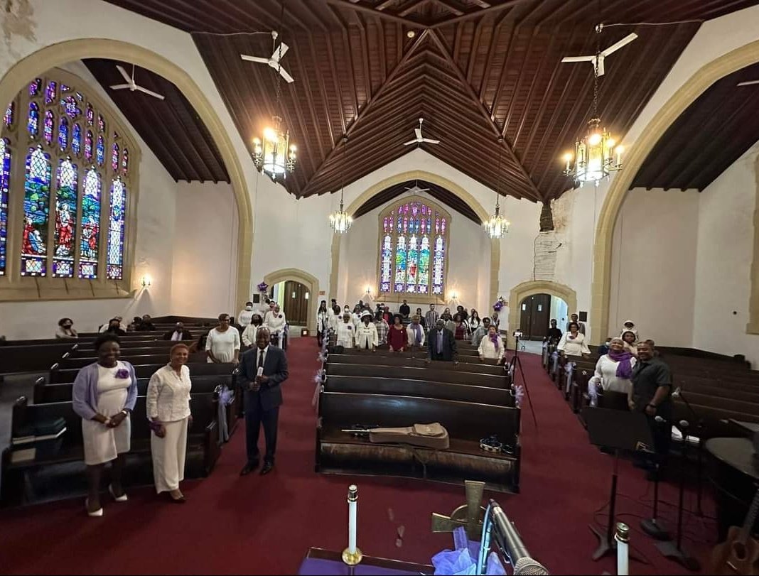 pcusabingewatch's tweet photo. Wynnefield Presbyterian #Philadelphia #Pennsylvania sanctuary in view on Women's Day 2022 for the church. 
#sanctuarySunday 
#Presbyterian #pcusa @SynodTrinity @Presby_Phl #ceilingsonSunday #ceilingSunday #architecture @PWPCUSA #WomensDay #stainedglassSunday https://t.co/uvpc4OoFud