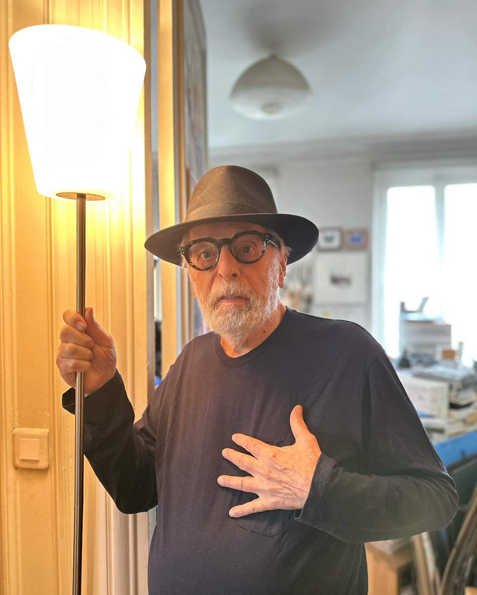 alejodorowsky's tweet photo. Hoy es domingo, mi día de reposo semanal. Con mucho cariño, te envío siete pensamientos esperando que te sean útiles.

1.  Los padres deben darles dos cosas a sus hijos : raíces y alas.

2. Si tu pareja quiere separarte de ti, déjala ir. No puedes atar la corriente de un río con una soga. 

3. Si nuestros padres no nos ven tal como somos, sino a través de lo que ellos son, crecemos sin saber quiénes somos, convertidos no en creadores sino en imitadores.

4. En una sequía sin esperanza, cada instante nos aleja de la lluvia. En una sequía con esperanza, cada segundo nos acerca a ella. 

5. Si nuestro corazón está medio vacío o medio lleno, no sabemos amar. Vaciémoslo por completo y luego llenémoslo con amor por completo.

6. En este planeta, la única verdad es la verdad de la ilusión. 
Algo es bueno o malo de acuerdo a su empleo.

7. Lo que quieres ser, ya lo eres. 
Otorga a cada una de tus palabras raíces en tu corazón. 

… 

Dices “es mío”. Si no es nuestro, no es mío ni tuyo. 

Un abrazo a tus raíces, 
Alejandro 
.
Photo @PascaleMJodo