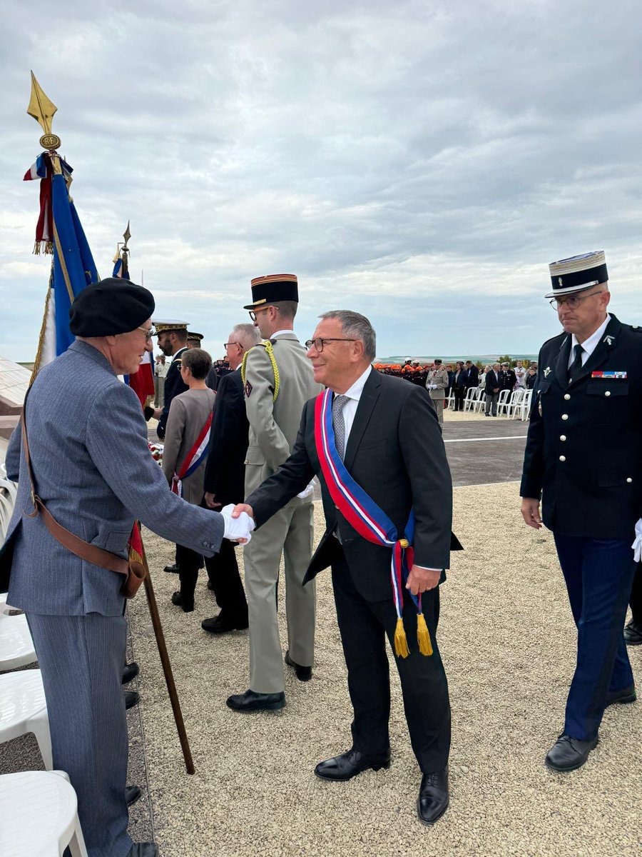 JM_Roze's tweet photo. Fort moment de recueillement ce matin en mémoire des morts des armées de Champagne, tombés au champ d’honneur. 
Ils ont protégé la Nation entre 1914 et 1918.
L’ossuaire de #Navarin accueille les dépouilles de près de 10000 combattants dont nous célébrons la #mémoire aujourd’hui lors de son centième anniversaire. @lise_magnier l’amiral Emmanuel Gouraud #ASMAC @raymond_yeddou @Prefet51 @onacvg