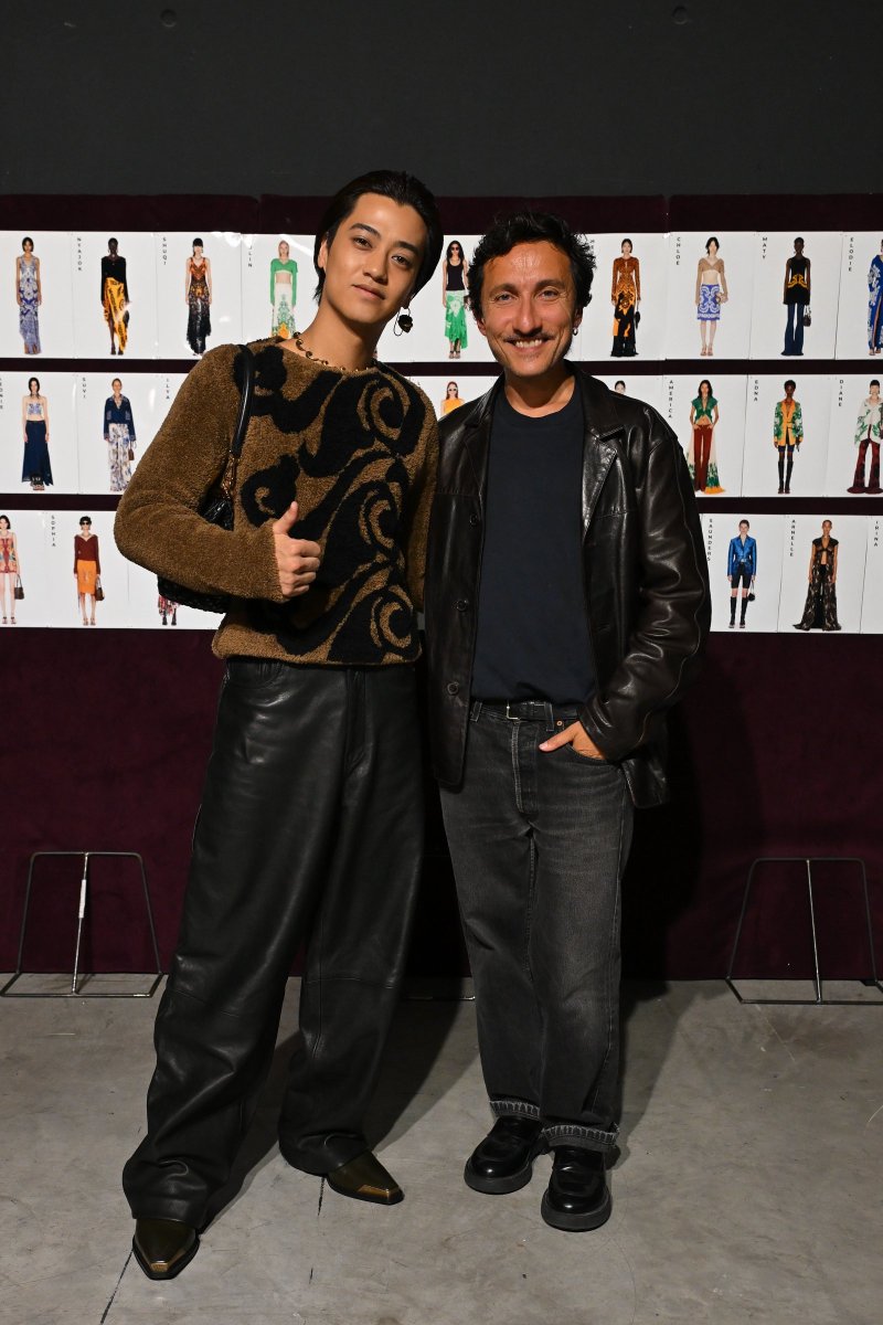 fashionsnap's tweet photo. King &amp; Princeの髙橋海人がミラノで開催された「エトロ」のショーに出席。
https://t.co/7xAdFzNwwL https://t.co/s3YmkA2Vwk