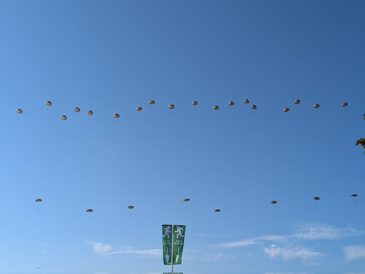 POL_PStoffels's tweet image. Gisteren mocht ik samen met andere collega's de UK Minister van Europese zaken begeleiden tijdens de herdenking van Operation Market Garden. We zijn op de Ginkelse heide geweest en de herdenking in Driel en toen het Airborne Museum. #LetsNotForget #MarketGarden80