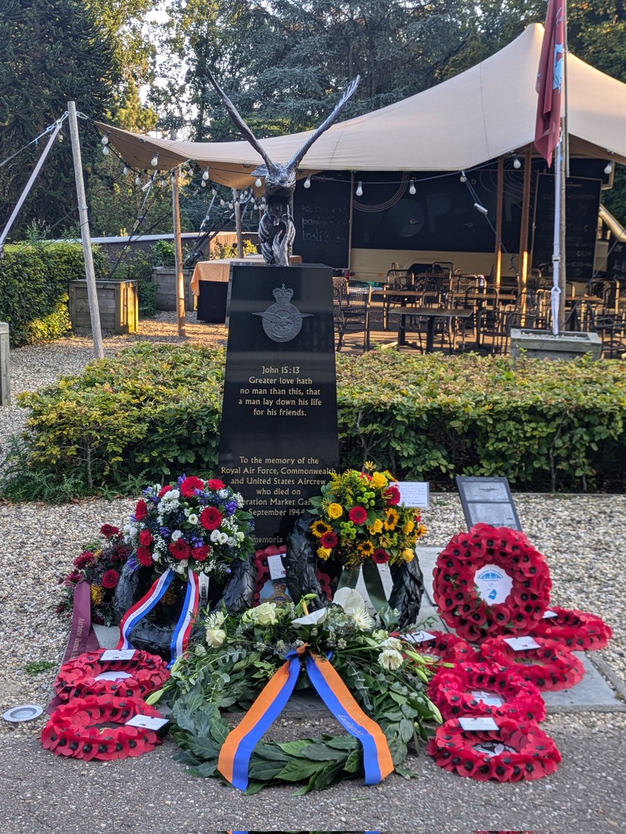 POL_PStoffels's tweet image. Gisteren mocht ik samen met andere collega's de UK Minister van Europese zaken begeleiden tijdens de herdenking van Operation Market Garden. We zijn op de Ginkelse heide geweest en de herdenking in Driel en toen het Airborne Museum. #LetsNotForget #MarketGarden80
