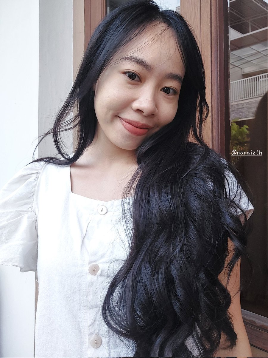 naraizth's tweet photo. seneng bgt nemu hair care yg bisa melembabkan + ngehold curl aku seharian🥰
udah pada coba belum? 
#lovanaid #lovanastory #lovanachic #HealtyHairGoals https://t.co/H6RcslhEB1