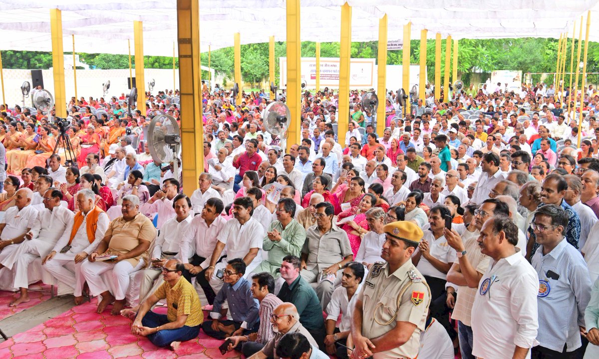 BhajanlalBjp's tweet photo. आज राजस्थान जैन सभा द्वारा आयोजित सामूहिक क्षमावाणी के अवसर पर आयोजित समारोह में सहभागिता कर पूज्य संतों का आशीर्वाद प्राप्त करते हुए उपस्थित प्रबुद्ध जनों को संबोधित किया। 

क्षमा एक ऐसा अद्वितीय गुण है, जिसने सदियों से मानवता के कल्याण के संकल्प को दृढ़ता प्रदान की है। यह न केवल व्यक्तिगत विकास का मार्ग प्रशस्त करती है, अपितु समाज में सद्भावना और एकता का संचार भी करती है। यह सर्वविदित सत्य है कि क्षमाशीलता हमारे चरित्र को उन्नत बनाती है और हमें आध्यात्मिक उत्कर्ष के शिखर की ओर अग्रसर करती है।जैन धर्म की इस महान परंपरा को आत्मसात करते हुए, हम सब मिलकर एक शांतिपूर्ण और सद्भावनापूर्ण समाज के निर्माण में अपना योगदान दें।

मिच्छामि दुक्कड़म्