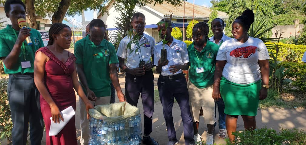 Kaseseyout7741's tweet photo. I want to hear from you how you have made a positive impact on the environment this week? Did you reduce waste, planting trees or encourage others to go green🌲🌳? Support your tree planting and conservation initiatives. 
@Kaseseyout7741
http: //kyioccom.wordpress.com https://t.co/rlQAiNrNzB