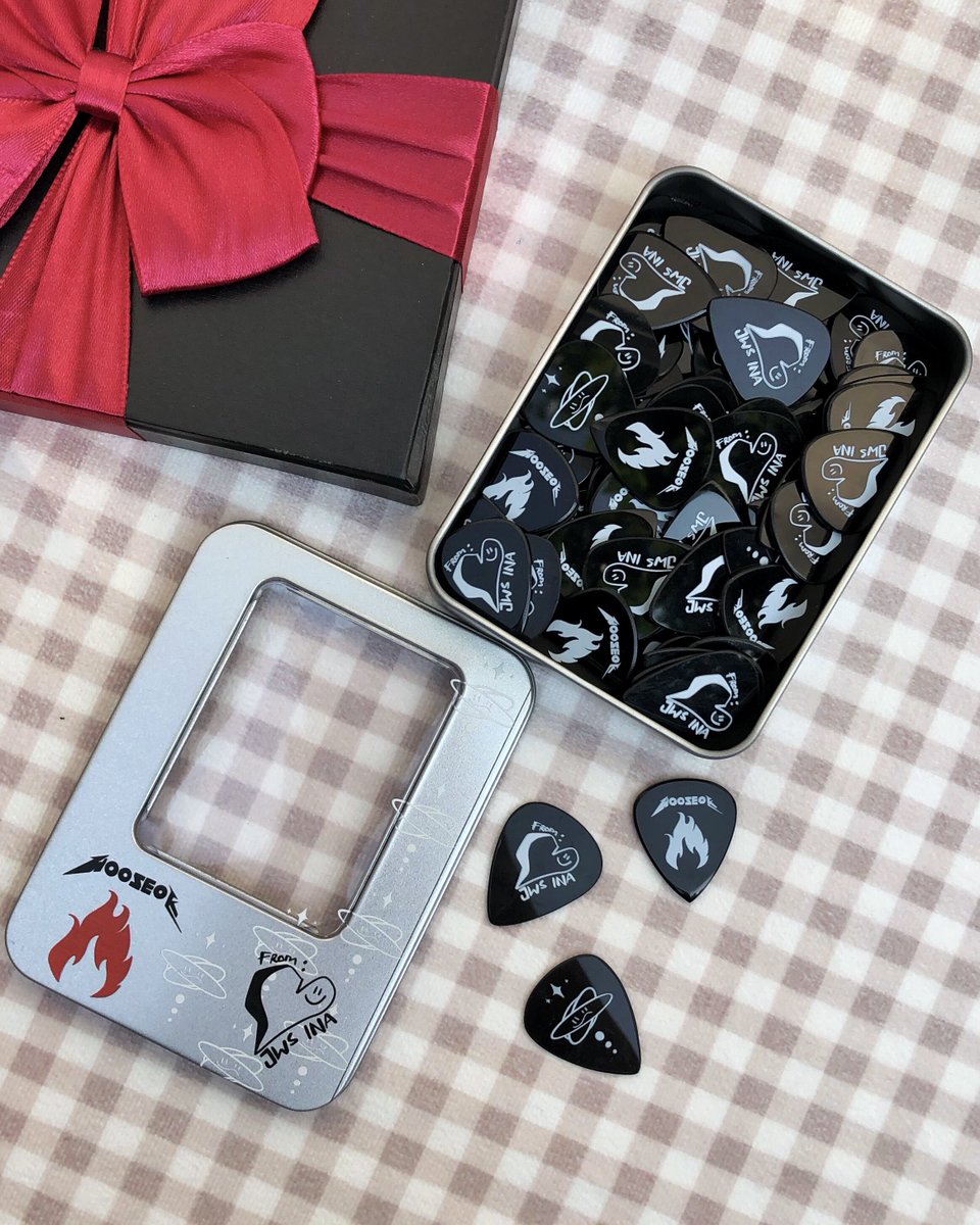 JWS_INA's tweet photo. 1st Fanmeeting “Bulmung” in Jakarta
Gift Project By JWS_INA 🐮🎸

1. Hand Painted Scarf by Lemar Art
2. Batik Shirt by Pithecanthropus Bali
3. Custom Design Guitar Pick designed by @akidoverseas 
4. Message Book Project “a sketch from the Universe” https://t.co/nnT24LTk9J