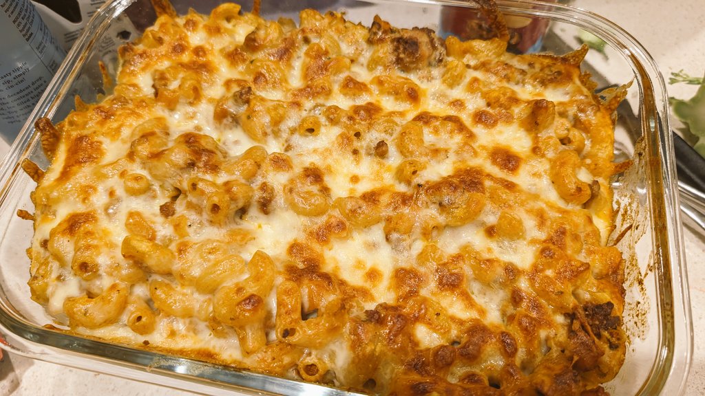 annaspargoryan's tweet photo. You know when you don't feel well and you're just like, I need to eat some cheese with oven on it https://t.co/YnVUqaaobb