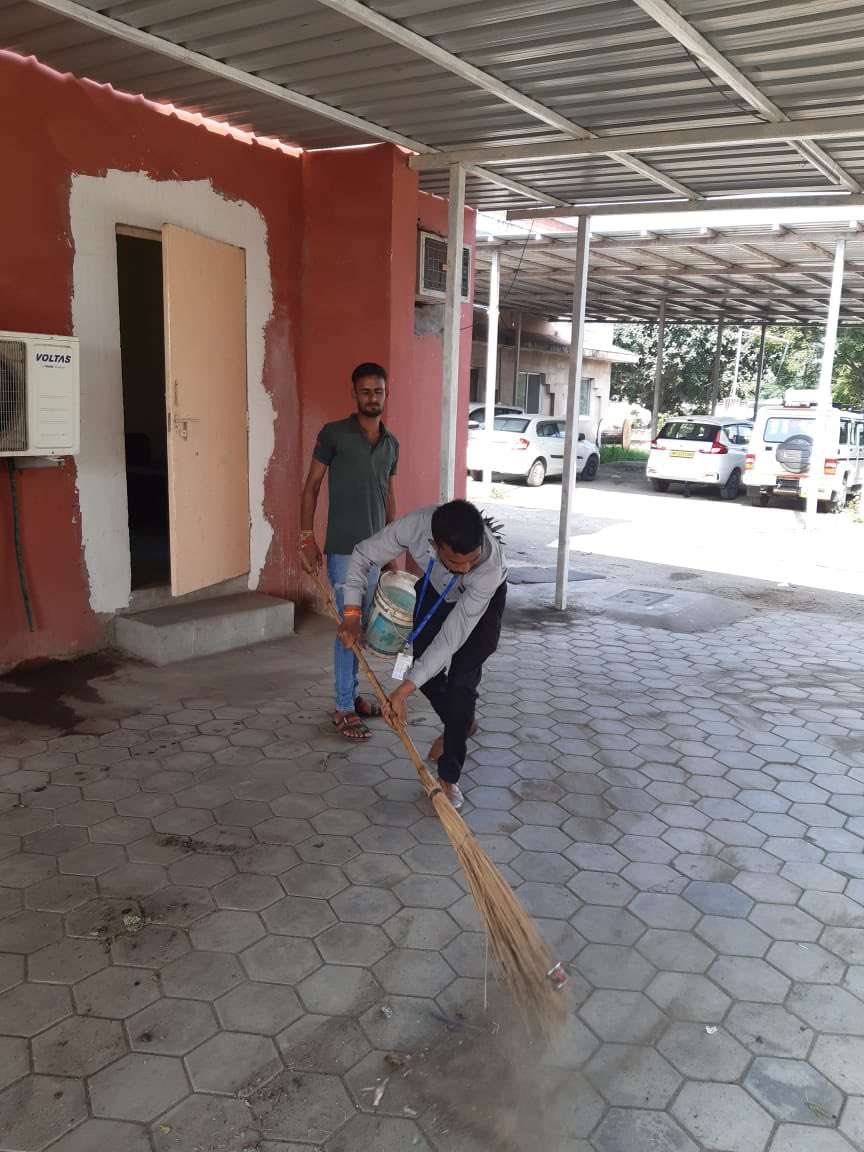 Cleanliness drive continues under #SwachhtaHiSeva2024 campaign as our Safaimitras are performing their duties by cleaning the premises used for MT section in daily basis at #IndoreAirport <a href="/AAI_Official/">Airports Authority of India</a> <a href="/aairedwr/">Regional Executive Director WR</a> <a href="/aaiidrairport/">देवी अहिल्याबाई होलकर इंदौर एयरपोर्ट</a>