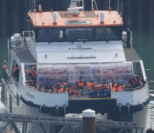 SimonJonesNews's tweet photo. 707 migrants in 11 boats reached UK waters and were brought to Dover yesterday. https://t.co/oWYec9MKu0