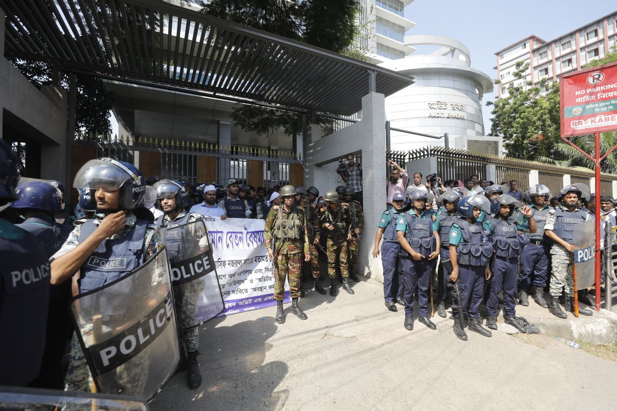 tbsnewsbd's tweet photo. OCAG officials demonstrate in Kakrail demanding end to salary disparity
Photo: Rajib Dhar/TBS
Link in Comments
#ComptrollerandAuditorGeneral #salarydisparity #Kakrail #TBSNews https://t.co/jNUmSf4SbF