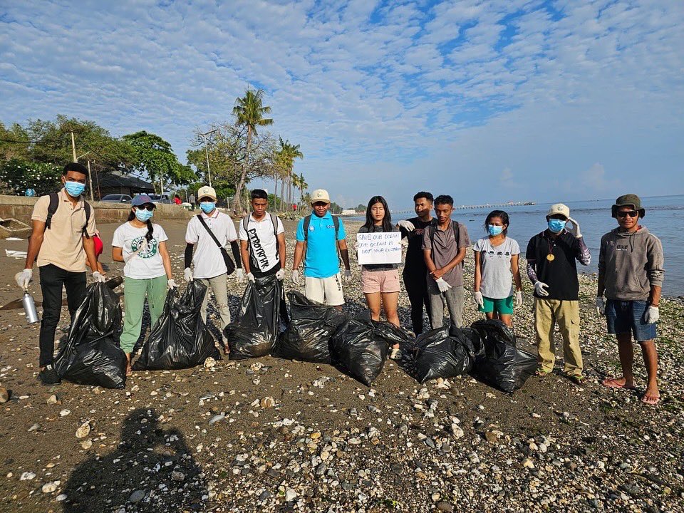 LicypriyaK's tweet photo. Some glimpses of today’s beach cleanup campaign in Dili, East Timor 🇹🇱. Ocean 🌊 play very crucial role in fighting the global climate crisis. If we keep destroying them with plastic pollutions, we’re killing our planet.

Thanks Green Guardian East Timor for inviting me to join the campaign. I extended small support to them. 🩵🙏🏻

East Timor has one of the cleanest beaches all around the four side of the coastline of the country. We have to learn a lots from this small tiny nation.

I will continue to support other youth and children led organisations in Timor Leste 🇹🇱 who are doing exceptional innovative works to fight the global climate crisis.