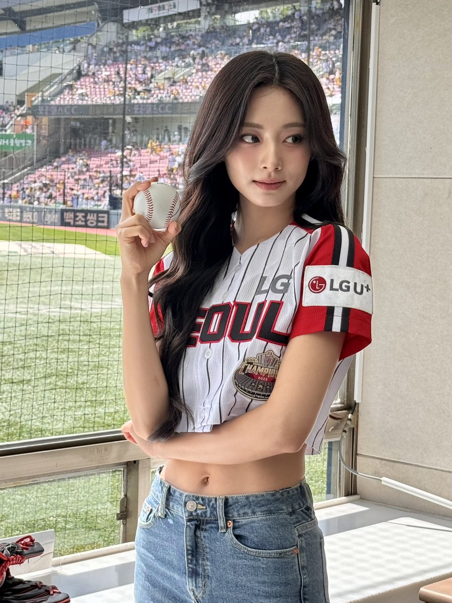 JYPETWICE's tweet photo. 쯔뭉이의 첫 단독 시구 ⚾️✨
날씨 요정에 이어 승리 요정으로 등극했지요🍀
뜨겁게 응원해주신 원스 & LG 트윈스 관객분들 정말 감사합니다 🩷

TZUYU’s First Solo Pitch ⚾️✨
The weather and the score was perfect today🍀
Thank you ONCE & LG TWINS fans for supporting🩷

#TWICE #트와이스 #TZUYU #쯔위 #LG트윈스 #LGTWINS #시구