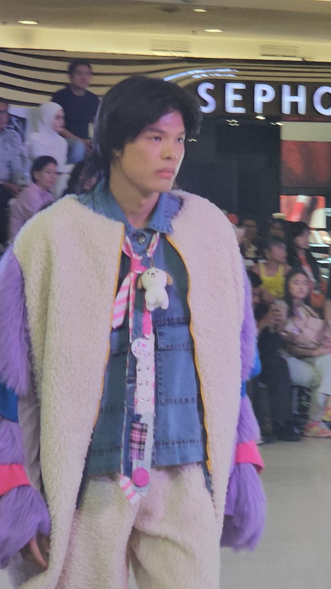 riize_city's tweet photo. Congrats sissy @binibalado
Lucuuu bgt asli!!!
#riize #라이즈 #esmod #fashionnation https://t.co/qxMjdXx3kE