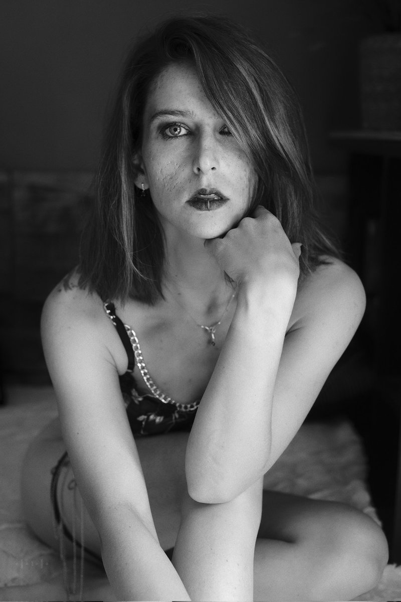 Petit post de présentation 😊
Je m'appelle Désirée (uniquement en tant que modèle mais 🤫). Il y a un peu plus de 2 ans je me suis lancée dans les shootings à la base pour passer au-delà de mes complexes puis avec le temps c'est devenu un réel plaisir. 
instagram.com/dsireesh_oot?i…