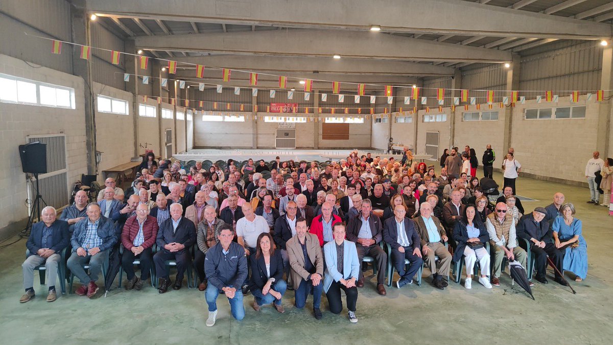 JavierAriasFouz's tweet photo. Onte pola tarde estivemos en #Muimenta, na homenaxe as mais de cen persoas que nalgún momento formaron parte das distintas comisións organizadoras da MOEXMU ao longo dos seus 40 anos de historia
A unión e a implicación dos veciños e veciñas da localidade, co apoio da @Xunta converteron esta feira nun referente para o sector agrogandeiro, que despois de catro décadas segue adiante con forza e fixándose novos retos
Parabéns a actual comisión organizadora pola idea e o traballo feito, así como o Concello de Cospeito por estar sempre apoiando todas as iniciativas que se levan a cabo
E neste ambiente de celebración puidemos desfrutar tamén da foodtruck de Galicia sabe AMAR de @MarXunta con petiscos elaborados cos fantásticos produtos do noso mar