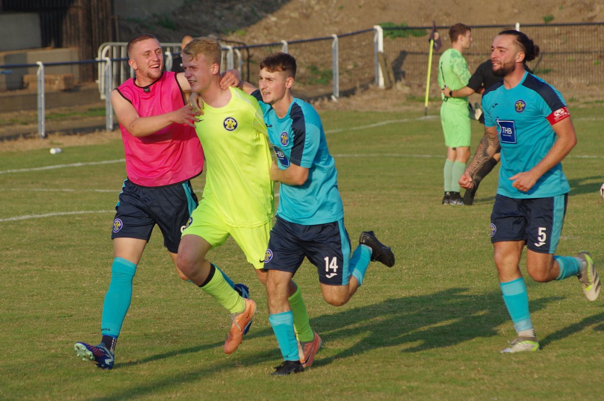 RayleighFootie's tweet image. Scenes as Rayleigh Town win the penalty shootout 7-6 against Harwich & Parkeston and go into the 🎩 for the next round
@RayleighTownFC1 @NonLeagueCrowd @thefavase