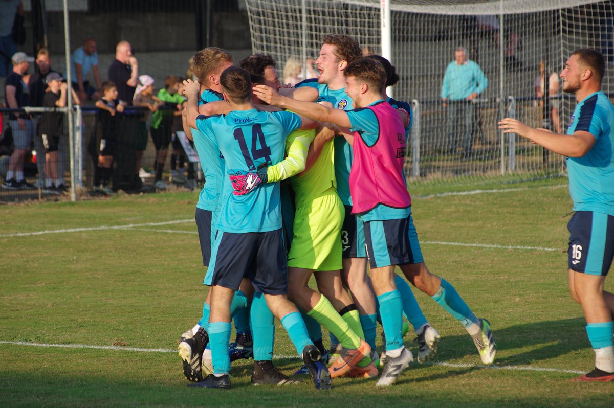 RayleighFootie's tweet image. Scenes as Rayleigh Town win the penalty shootout 7-6 against Harwich & Parkeston and go into the 🎩 for the next round
@RayleighTownFC1 @NonLeagueCrowd @thefavase