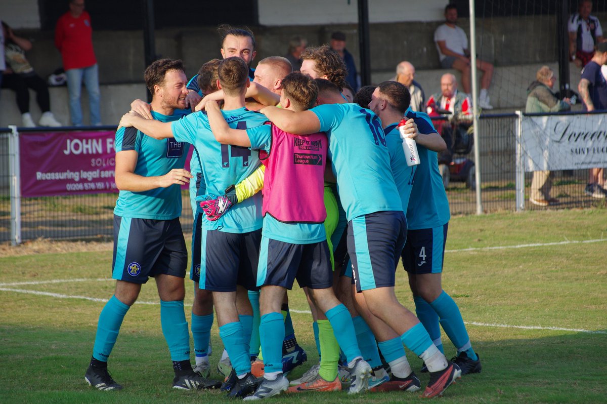 RayleighFootie's tweet image. Scenes as Rayleigh Town win the penalty shootout 7-6 against Harwich & Parkeston and go into the 🎩 for the next round
@RayleighTownFC1 @NonLeagueCrowd @thefavase
