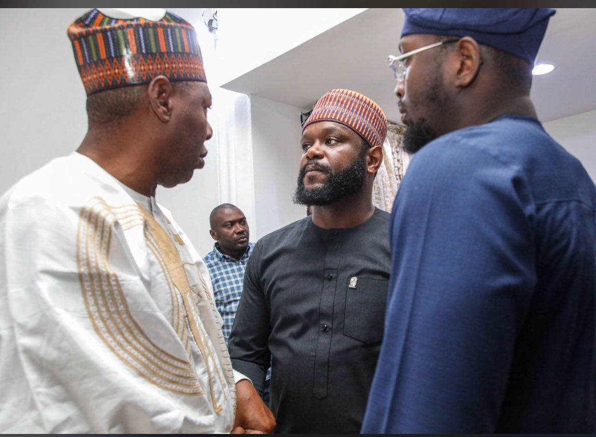 bbchausa's tweet photo. Ambaliyar Maiduguri: Seyi ɗangidan Tinubu ya kai gudunmowa Maiduguri.

Ƙarin bayani - https://t.co/Cd6SynK54R https://t.co/5DeamFVKdg