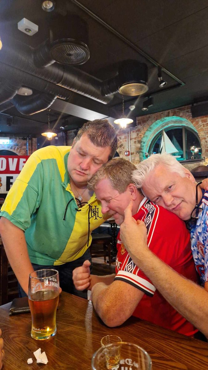 Had a really good night in Aalesund with my two good mates Sammy McIlroy and Lee Martin talking about #mufc before we watched the frustrating draw v Palace😂🫣🇾🇪🍺☘️⚽️😩🇾🇪🇮🇪