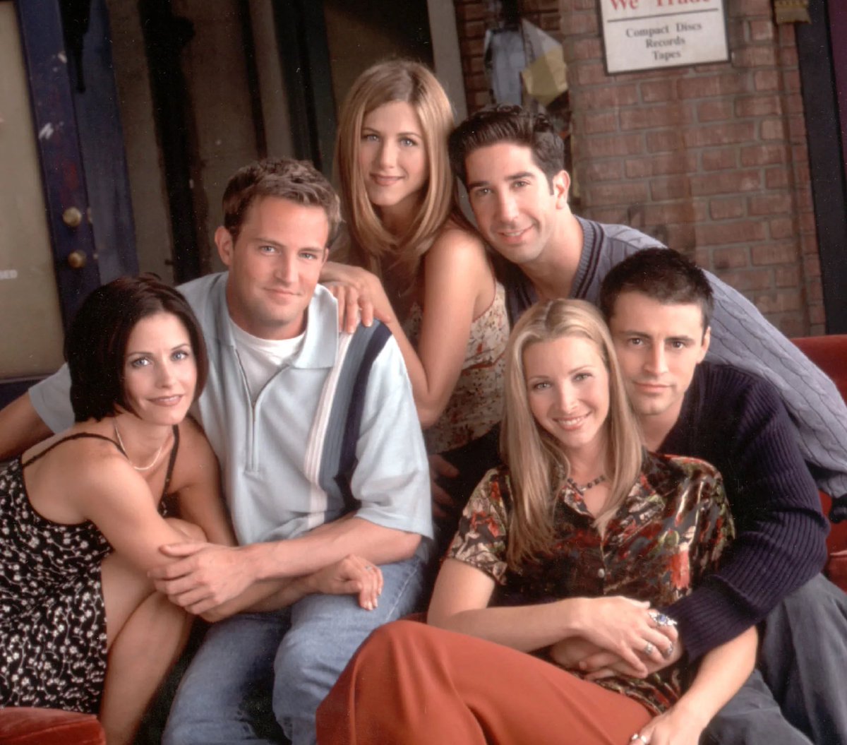 MehdiOmais's tweet photo. Ça fait 30 ans. Une vie.

Ils ont débarqué dans la nôtre et, ensemble, on s’est installé dans ce fauteuil moelleux du Central Perk. Et on a ri. Beaucoup. Il y a eu des mariages, une routine, un cheese-cake, des dents blanches, un singe, des stars, des larmes, un voisin impudique, du gâteau diplomate...

Ils ont absorbé nos tourments, nous ont donné du bonheur, ont fait qu’on se sente moins seuls. FRIENDS, c’était nos amis. Ça reste nos amis. Je me demande parfois ce que sont devenus les personnages.

Est-ce Phoebe a réussi à choper un rhume prolongé pour mieux chanter ? Est-ce que Monica et Chandler sont toujours heureux ? Est-ce que Rachel supporte la passion paléontologique de Ross ? Joey squatte-t-il toujours chez les uns et les autres pour se remettre, en mangeant, d’une audition ratée ?

Heureusement, 10 saisons sont encore là, qui traversent les temps et les générations et qui continueront avec les années à ne jamais laisser ces six-là totalement seuls.

Merci pour tout. Et joyeux anniversaire !