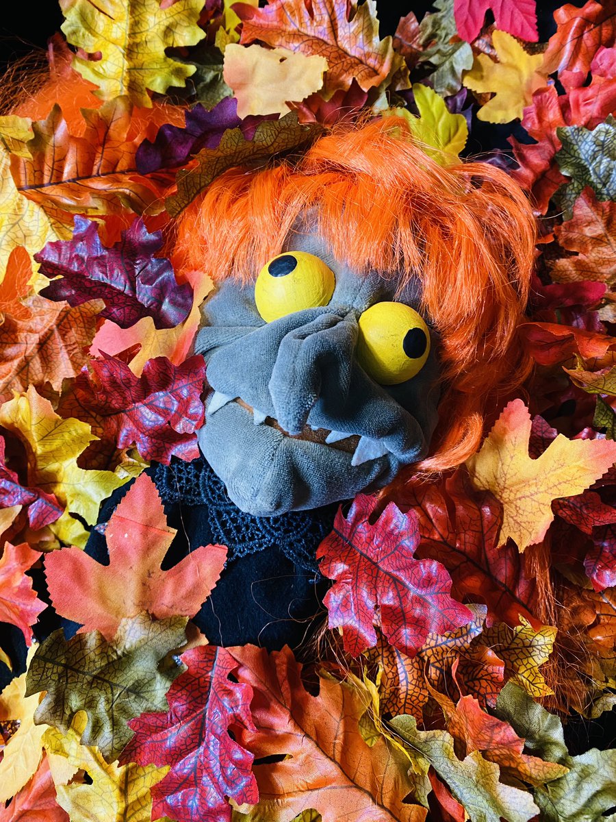 ClementeTeenah's tweet photo. “And all at once, 
summer collapsed into fall” 
#oscarwilde  
#firstdayofautumn #fallequinox #mabon #banbha #balanceofdayandnight
#seasonofthewitch #minadarker https://t.co/g4hXbi6fz0