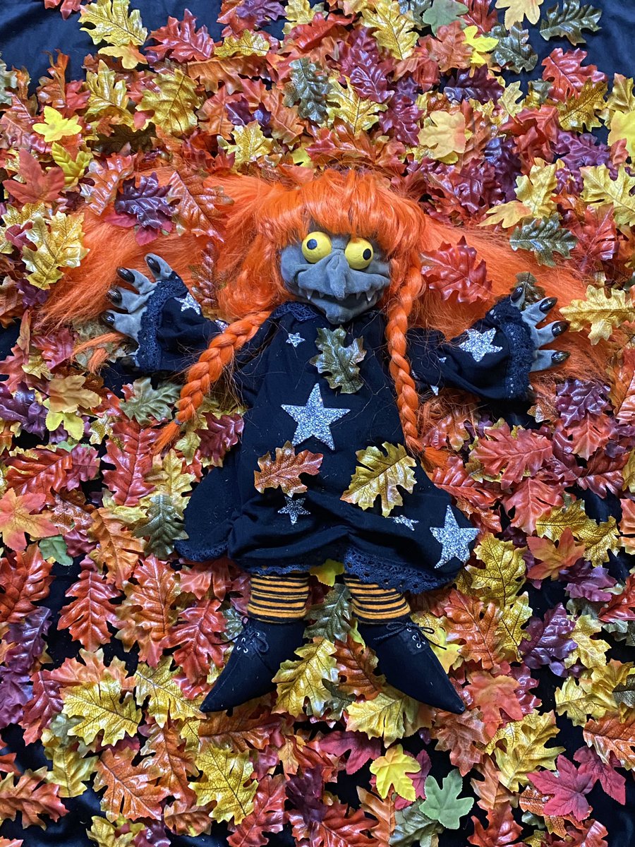ClementeTeenah's tweet photo. “And all at once, 
summer collapsed into fall” 
#oscarwilde  
#firstdayofautumn #fallequinox #mabon #banbha #balanceofdayandnight
#seasonofthewitch #minadarker https://t.co/g4hXbi6fz0