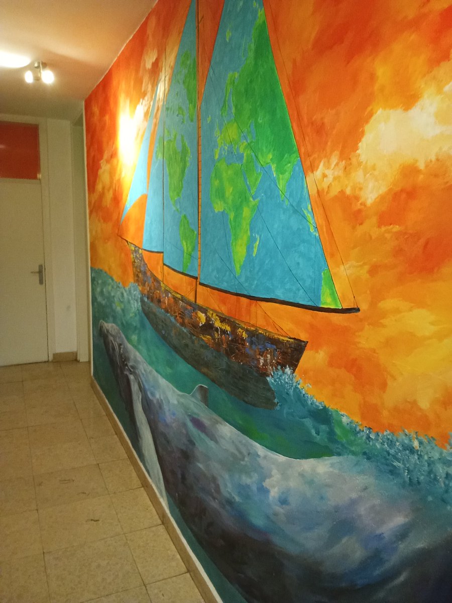 Арт в хостеле. Угадайте страну