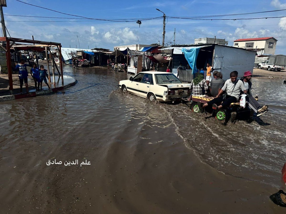 MahaGaza's tweet image. It rained for a few minutes in Gaza this morning. This is how around a million forcibly displaced Palestinians in makeshfit tents experienced it. 

Israel&apos;s genocide continues before the world&apos;s very eyes, the suffering persists, and not a single action...