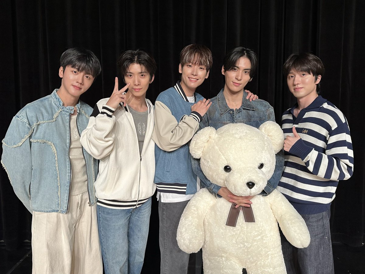 SF9_FANCLUB's tweet photo. [📸] 2024.09.22 SF9 14TH MINI ALBUM [FANTASY] 팬 사인회 (applemusic)

#SF9 #에스에프나인 #FANTASY #Dont_Worry_Be_Happy https://t.co/FYtNsVjIlV