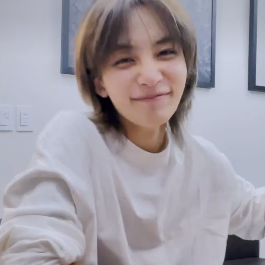 shua_enthusiast's tweet photo. JEONGHAN GIGGLES AND THE CUTE NOSE SCRUNCH I AM SOBBING 😭😭😭 https://t.co/wdJv1JqLZO