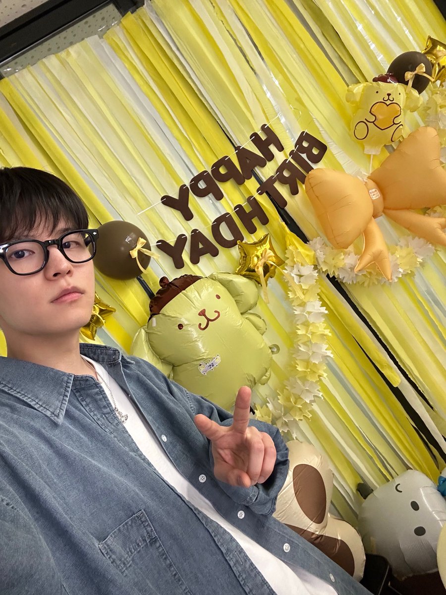 SEUNGM1NE's tweet photo. Seungmin 🫧

birthday boy💛⭐️🌟 https://t.co/kROQ96LSpd