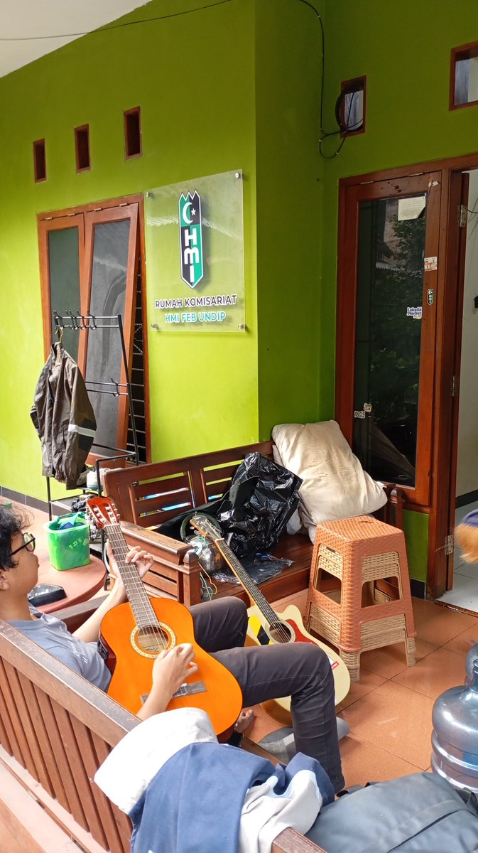 dhmassss's tweet photo. sedang dilaksanakannya agenda pembersihan rumah komisariat hmi feb undip sebagai bentuk usaha peningkatan citra baik di mata ibu ibu kontrakan dan juga sebagai bentuk usaha pengurangan bentukan komisariat ini dari yang awalnya mirip kapal pecah jadi perahu pecah anjay https://t.co/pgfClu9ttB