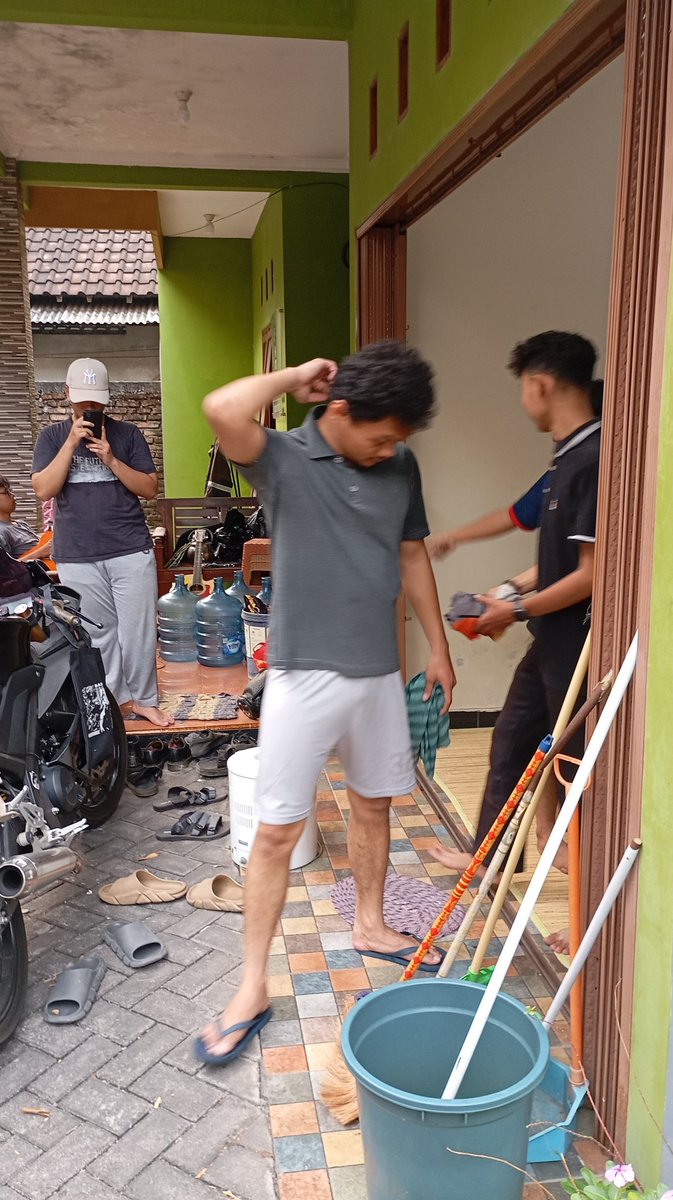 dhmassss's tweet photo. sedang dilaksanakannya agenda pembersihan rumah komisariat hmi feb undip sebagai bentuk usaha peningkatan citra baik di mata ibu ibu kontrakan dan juga sebagai bentuk usaha pengurangan bentukan komisariat ini dari yang awalnya mirip kapal pecah jadi perahu pecah anjay https://t.co/pgfClu9ttB