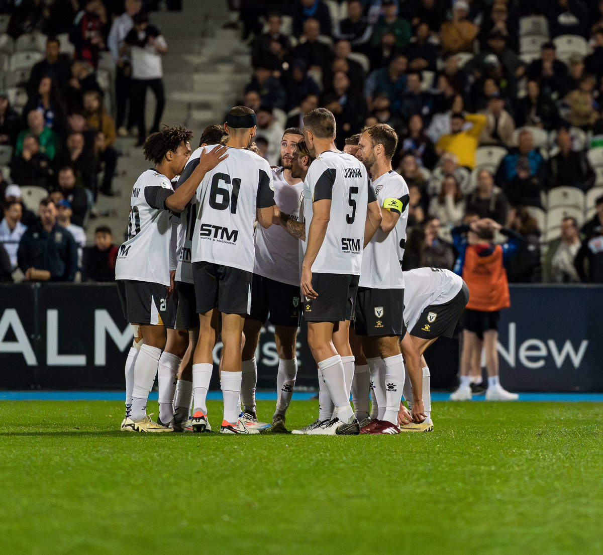 FrontPgFootball's tweet photo. The Bulls take the lead late on! ⚪️⚫️
Valere Germain converts from the spot to give Mile Sterjovski’s side the advantage! ⚽️
@mfcbulls are headed to make their second appearance in the @australiacup Grand Final if they hold on! ⏱️
#FPFootball #SMBvMAC #AustraliaCup
📸 - @Brocksmooth24
