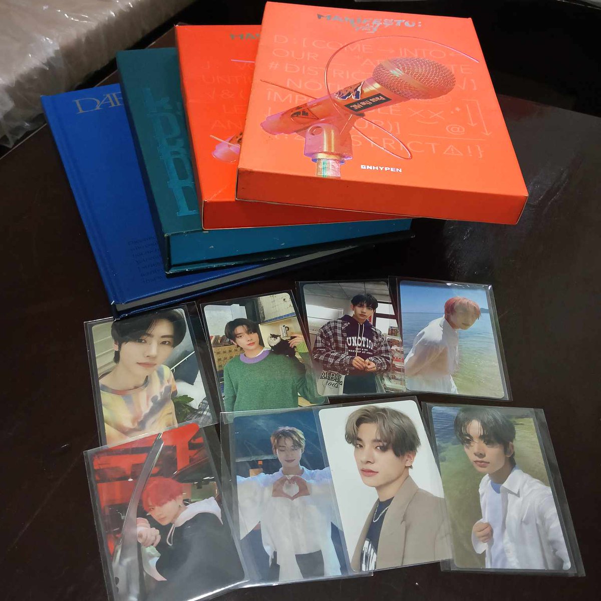 cartcarteu's tweet photo. wts lfb ph

enhypen unsealed albums and pcs
2k take all
❌️ sensi buyers

official dilemma manifesto day 1 dark blood pc photocard jay heeseung sunghoon jake sunoo niki jungwon holo https://t.co/s1t8jGZQLk