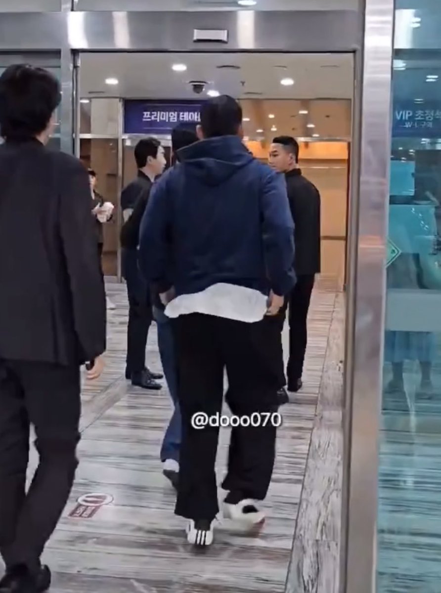뷔가 와이리 큼
체대남같게