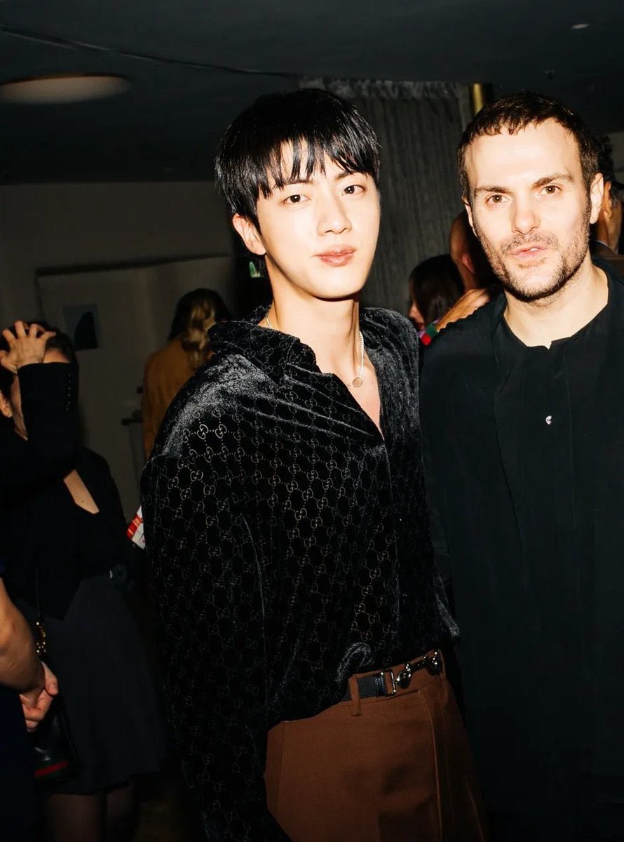 fkubluehouse's tweet photo. WE GOT SEOKJIN’S AFTER PARTY LOOK!

DARLING OF EUROPE JIN
FACE OF GUCCI JIN
JIN AT MILAN FASHION WEEK
#JinxGucciSS25 #GucciIstante
#GucciSS25 #Jin #BTSJIN @Gucci https://t.co/THJPvn66nT