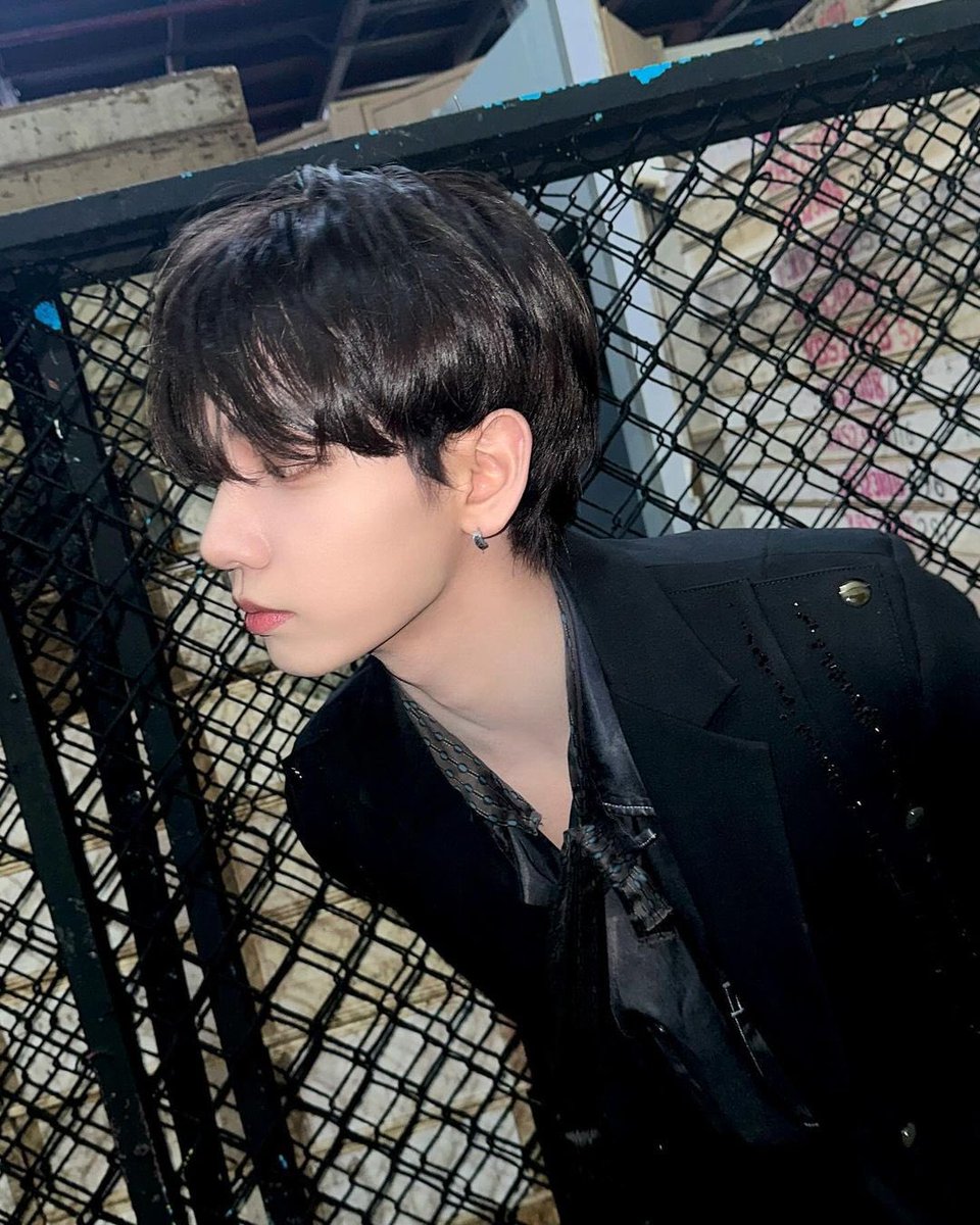m0mloveson's tweet photo. 못참아시발너진짜이정도로잘생겼다고   아진짜미치겠네 https://t.co/xkL8hly6aD