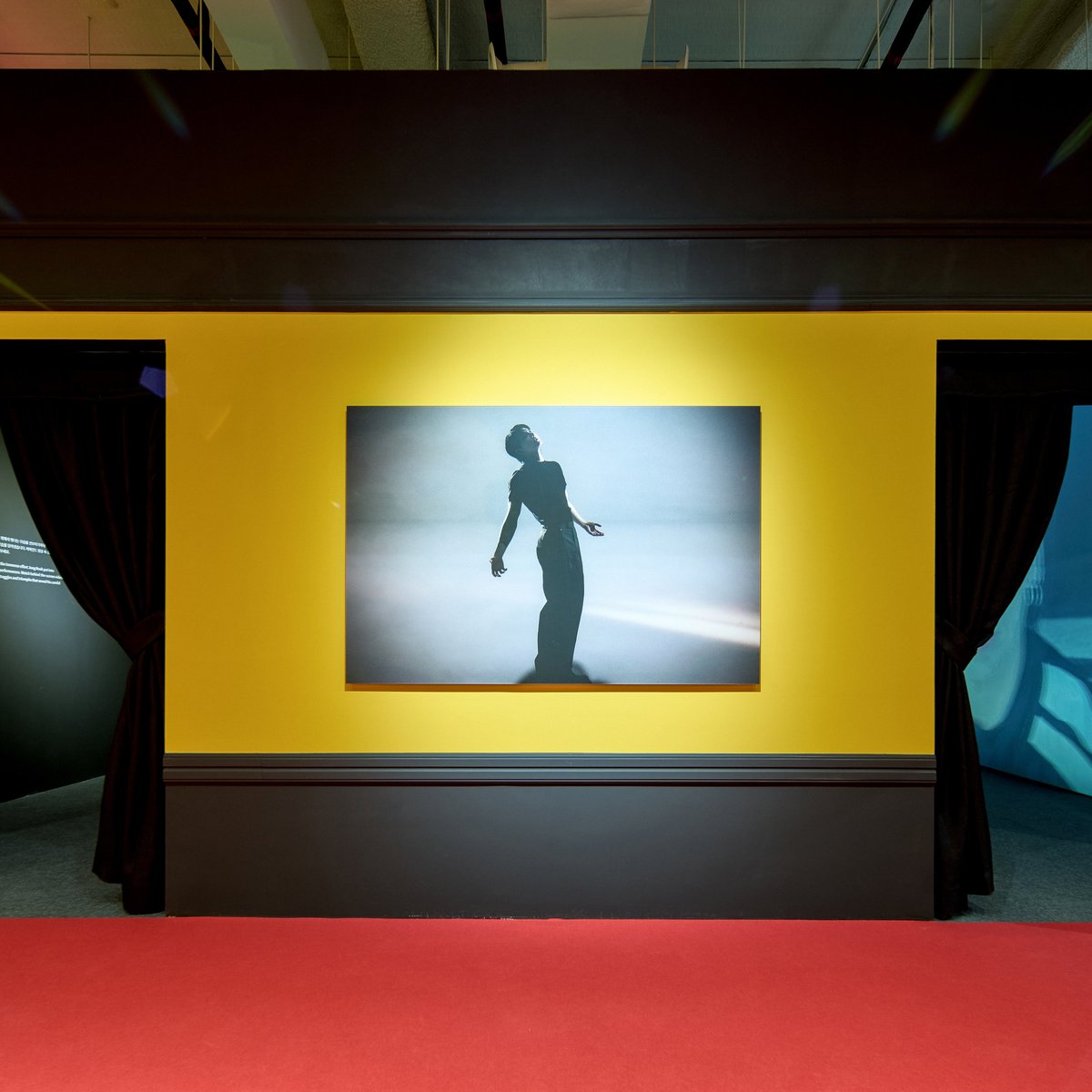 [HYBE INSIGHT] Jung Kook Exhibition 'GOLDEN : The Moments' IN SEOUL 📢

정국 전시 'GOLDEN : The Moments' in Seoul 종료합니다! ✨
가장 먼저 미국 🇺🇸 Los Angeles, 그리고 일본 🇯🇵 Tokyo로 이어집니다. 🌍💛

#JungKook #정국 #JungKook_GOLDEN #TheMoments #HYBEINSIGHT