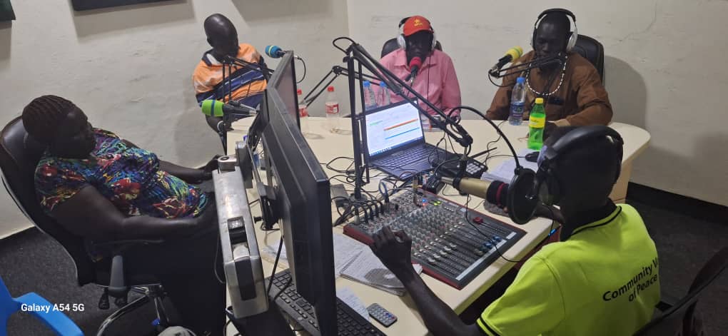 Prior to International day of peace, under the theme "cultivating culture of peace" Kongkoc Radio 100.4 hosted Peace coordinator,paramount chief,Women Leader and Peace committee member to talk about importance of Peace.Thanks to Radio Team for amplifying vioces for peace.
#SSOT#