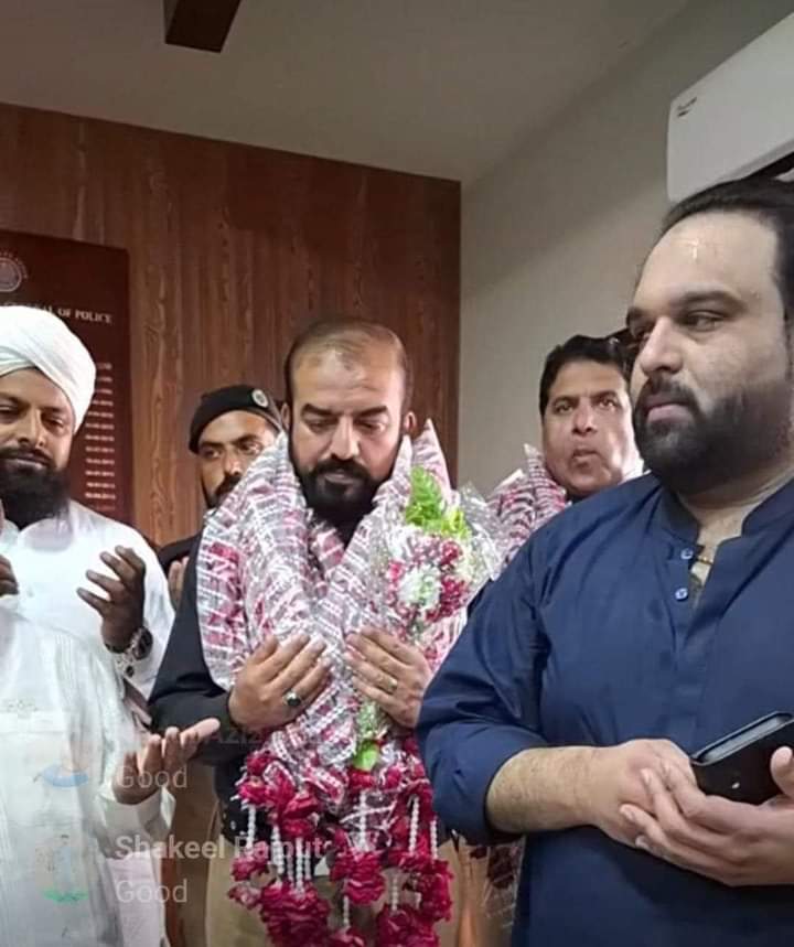 AkhtarHafeez's tweet photo. خوف کي منهن ڏيڻ سان ئي خوف تي قابو پائي سگهجي ٿو. هونئن به قسمت سورهيه ماڻهن جو ساٿ ڏيندي آهي. ڊاڪٽر شاهنواز ڪنڀار جي بي رحم موت کان پوءِ ٻن ڏينهن تائين جيڪا ماٺار رهي، ان جو بت هاڻ هر روشن خيال سنڌي ٽوڙي رهيو آهي. هنن چرين بلائن کي مات ڏيڻ لاءِ آواز اٿارڻو پوندو.
#blasphemy https://t.co/bAtkiS1H04