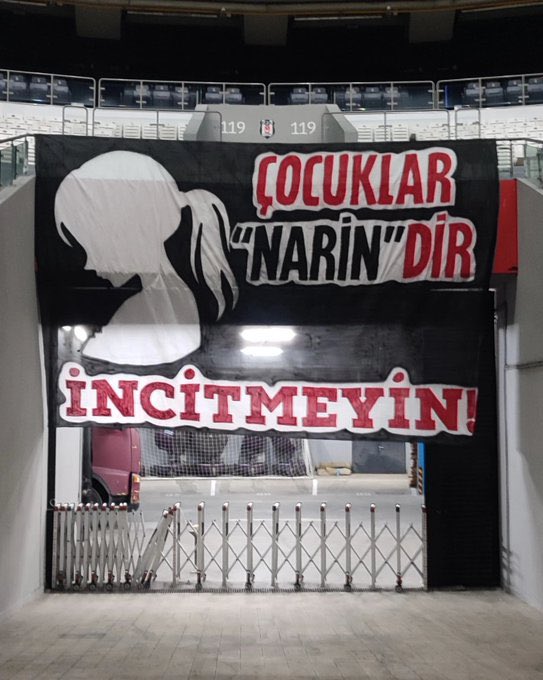 Beşiktaş tribünlerinin Narin için hazırladığı pankart, bu akşamki maç öncesi yerini aldı.

#BJKvEYP