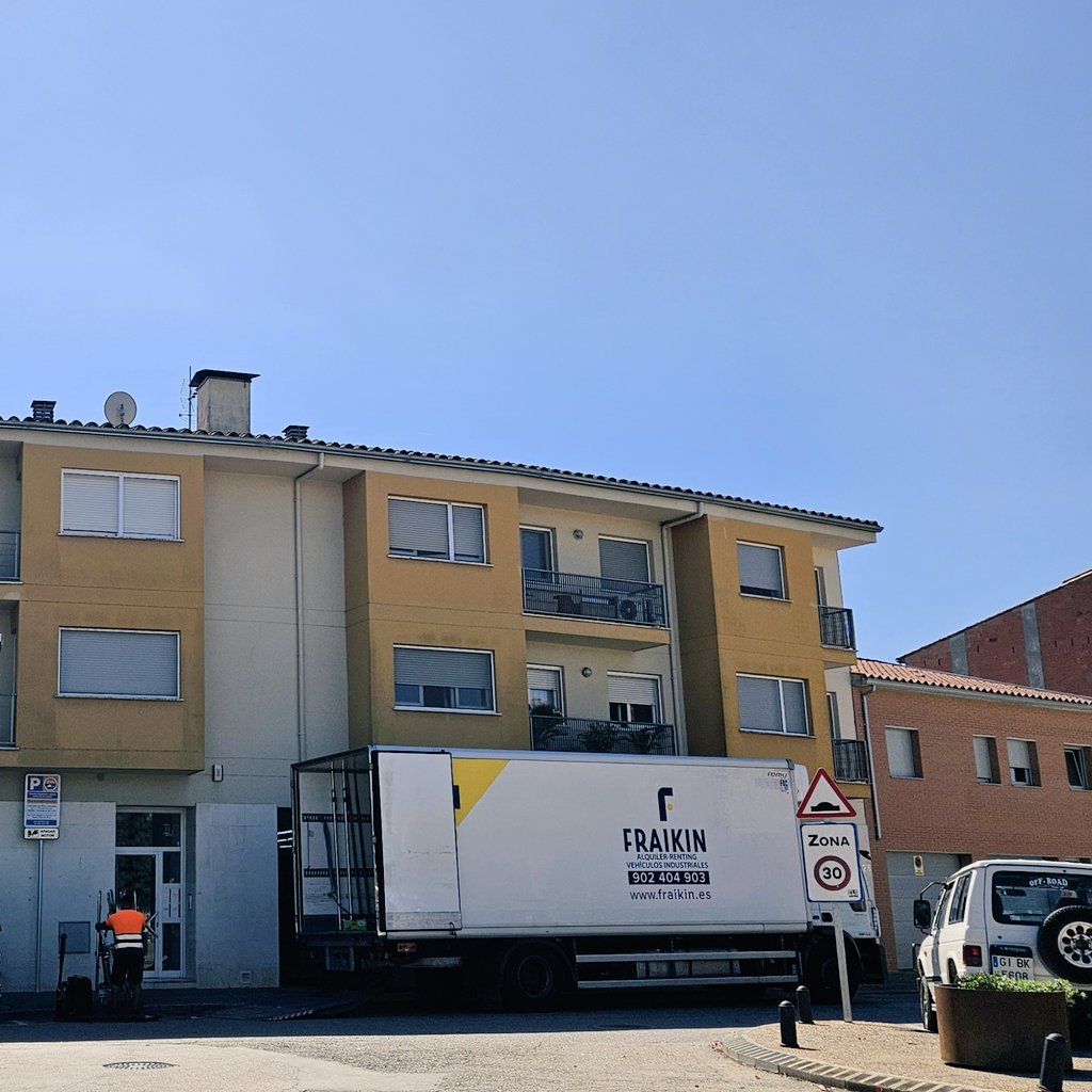 GMsantgregori's tweet photo. 🚚 Nous horaris de les zones de càrrega i descarrega a Sant Gregori.
ℹ️ Al nucli urbà de Sant Gregori hi ha 7 zones amb 3 horaris diferents segons les necessitats dels establiments o comerços.
⏱️ El rellotge horari només és per transportistes. https://t.co/CAkNDzBHWU