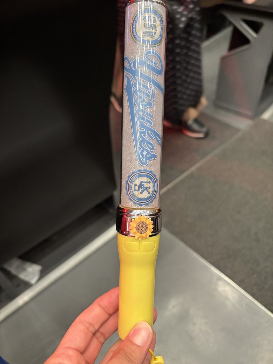 hima_tan_24's tweet photo. オリックス劇場1階10列42の方へ
ペンライトを落としていたので
スタッフに預けました。
届きますように！
拡散できる方お願いします！
#遊助
#オリックス劇場 https://t.co/W4tNyXw7hX