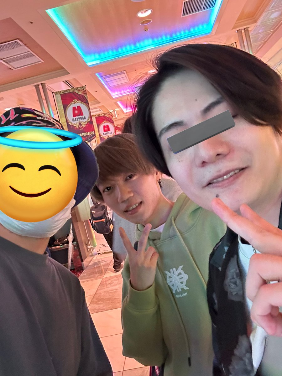 omiomi_apex's tweet photo. あとすでたきさんとFtyanいた
すでたきさん目がやばいことになってたのでモザイクかけときます
「yukaFさんですよね!?」って聞いて「違います」って言われました
すいませんでした
似てるよね名前
#すでたき
#Ftyan
#目押しでエイムを鍛えるトレーニング流行る https://t.co/7ZlLc6wDfs